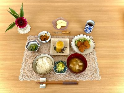 ひとくち味噌カツふろふき大根(ゆず味噌)かぼちゃのきんぴらきゅうりとしらすの酢の物みそ汁香の物デザートりんご ぶどうの木 デイサービス from Instagram