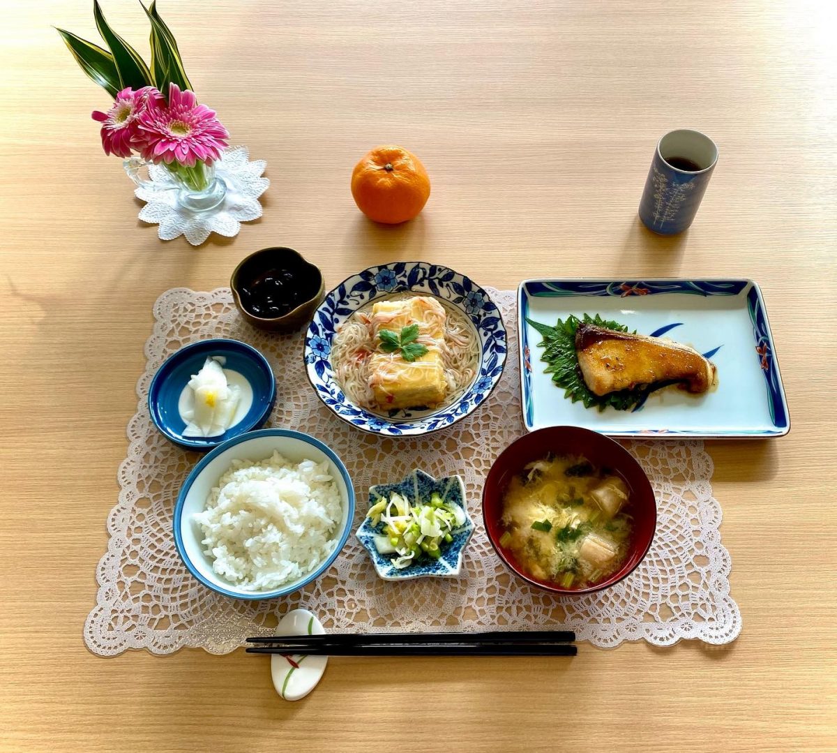 ぶりの照り焼き揚げ出し豆腐のカニかまあんかけかぶらの酢の物黒豆みそ汁香の物デザート みかん ぶどうの木 デイサービス from Instagram