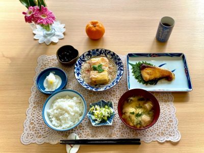 ぶりの照り焼き揚げ出し豆腐のカニかまあんかけかぶらの酢の物黒豆みそ汁香の物デザート みかん ぶどうの木 デイサービス from Instagram