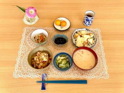 鶏のかやくご飯エビのマヨネーズソース柚子酢の物黒豆粕汁香の物デザート金柑の甘煮 ぶどうの木 デイサービス from Instagram