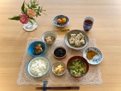 焼売じゃがいものそぼろ煮大根おろし和え黒豆香の物コーンと菊菜、ネギ、卵のスープデザート金柑の甘煮 ぶどうの木 デイサービス from Instagram