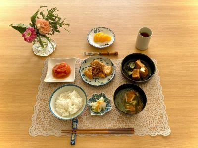 甘辛鶏ごぼう厚揚げとしろ菜の煮物トマトサラダ春雨スープ香の物デザート伊予柑 ぶどうの木 デイサービス from Instagram
