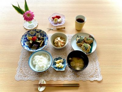 味噌つくね野菜の揚げ浸し(茄子、さつま芋、トマト)切干大根の煮物みそ汁香の物デザートいちご、バナナ ぶどうの木 デイサービス from Instagram