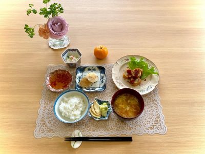 白菜の豚肉ロールフライ大根餅山芋と生姜の酢の物トマトと卵のスープデザートみかん ぶどうの木 デイサービス from Instagram
