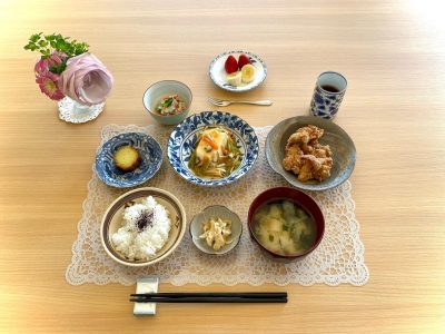 鶏のから揚げ豆腐の野菜あんかけおろし和え焼き芋香の物きのこ、わかめ、ニラと麩のみそ汁デザート苺、バナナ ぶどうの木 デイサービス from Instagram