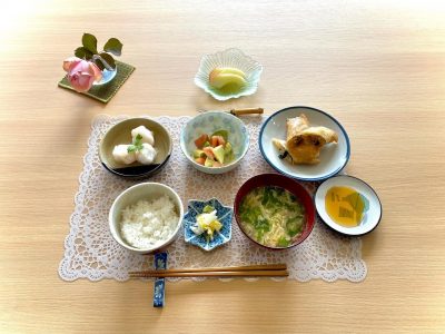 春巻海老団子のあんかけアボカドとトマトのサラダ玉子スープ香の物デザートりんご ぶどうの木 デイサービス from Instagram