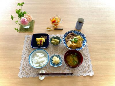 牛肉と厚揚げのすき煮蒸しなすのごま和えさつま芋の甘バター煮大根のみそ汁香の物デザートフルーツポンチ🥝 ぶどうの木 デイサービス from Instagram