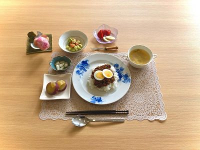 ドライカレーサーモンとアボカドのサラダさつまいもとリンゴの甘煮ベーコンと白菜のスープデザートイチゴとバナナ ぶどうの木 デイサービス from Instagram