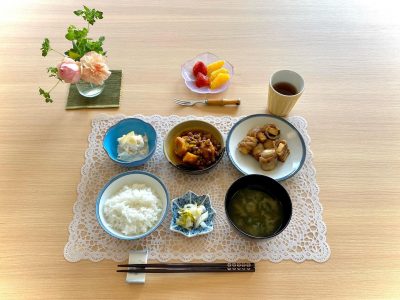 厚揚げの肉巻きかぼちゃのいとこ煮貝柱と大根のサラダ春菊とえのきの味噌汁デザートイチゴいよかん ぶどうの木 デイサービス from Instagram