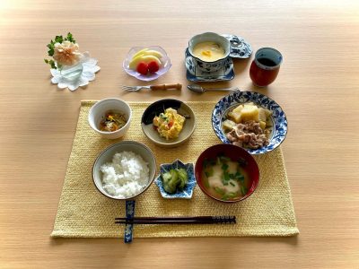 豚肉と大根の煮物高野豆腐の卵とじ茶碗蒸し干し柿と柚子三つ葉の酢の物ニラのみそ汁香の物デザートりんご、いちご ぶどうの木 デイサービス from Instagram