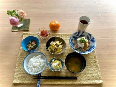 鶏のおろしポン酢のせ高野豆腐の卵とじマグロの漬け刺身トマトと胡瓜の中華サラダかぼちゃのみそ汁香の物デザートみかん ぶどうの木 デイサービス from Instagram