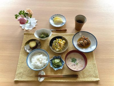 野菜の肉巻き百合根の玉子とじ胡瓜と茗荷の酢の物焼き芋粕汁香の物デザートりんご ぶどうの木 デイサービス from Instagram
