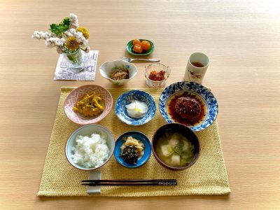 煮込みハンバーグかぼちゃのサラダサーモンの塩昆布和え千枚漬きのこのサッと煮 ぶどうの木 デイサービス from Instagram