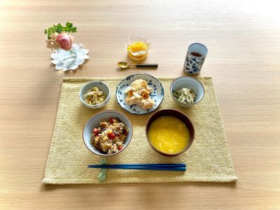 中華おこわエビのマヨネーズソース鶏ときゅうりのゴマ酢和え白菜とみょうがの梅生姜和えコーンスープデザートマンゴーゼリー練乳がけ ぶどうの木 デイサービス from Instagram