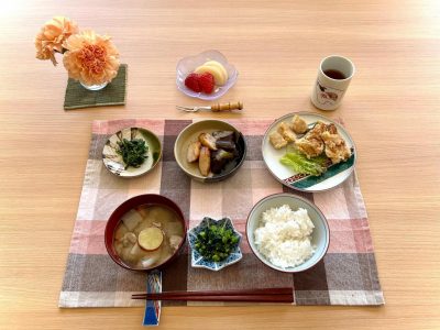 鯖と里芋の竜田揚げ茄子とさつま揚げの煮物菊菜の胡麻和え豚汁香の物(菜の花)デザート白桃・イチゴ ぶどうの木 デイサービス from Instagram