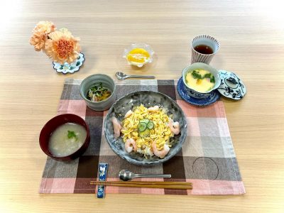 ばら寿司茶碗蒸しカニ棒と三つ葉、干し柿の柚子和えとろろの吸い物デザートマンゴーゼリー練乳がけ🥭 ぶどうの木 デイサービス from Instagram