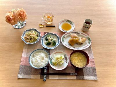 春巻ブロッコリーの貝柱あんかけ白菜と蒸し鶏の中華サラダ中華風玉子スープ香の物デザートフルーツゼリー ぶどうの木 デイサービス from Instagram