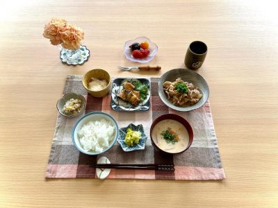 豚肉の生姜焼なす田楽長芋と茗荷の酢の物釜揚げしらすのおろし醤油粕汁香の物デザートいちご、金柑、プルーン ぶどうの木 デイサービス from Instagram