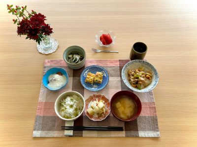 豆ご飯鶏とカシューナッツの炒め物マグロの山かけカニ棒と三つ葉の卵焼き新玉ねぎとワカメのゴマ酢和え香の物みそ汁デザート苺 ぶどうの木 デイサービス from Instagram