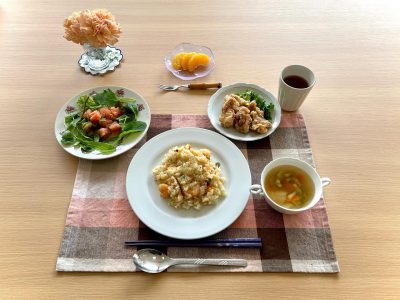 エビピラフ鶏の唐揚げトマトとベビーリーフのサラダコンソメスープデザート伊予柑 ぶどうの木 デイサービス from Instagram