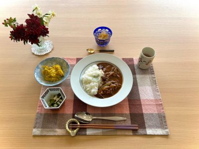 ハッシュドビーフかぼちゃと大豆のサラダうどとワカメのサラダデザートアイスクリームりんごのコンポート添え ぶどうの木 デイサービス from Instagram