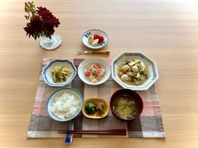 八宝菜じゃがいもとピーマンの炒め物豆腐とトマトのサラダ中華スープデザートイチゴとバナナ ぶどうの木 デイサービス from Instagram