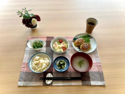 照り焼きつくねポテトサラダ菜の花の酢味噌和え筍ご飯とろろのお吸い物香の物(野沢菜)デザートイチゴジュース ぶどうの木 デイサービス from Instagram