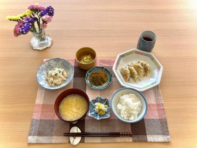 焼き餃子蒸鶏と新玉葱の中華サラダ白菜と茗荷の甘酢漬け玉子スープ香の物デザートバニラアイス苺添え ぶどうの木 デイサービス from Instagram