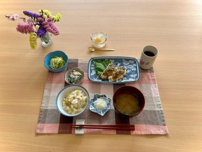 ふきご飯サワラのネギ味噌焼ほうれん草の白和え春キャベツと新玉ねぎの酢の物なめこの味噌汁香の物デザート桃のゼリー ぶどうの木 デイサービス from Instagram