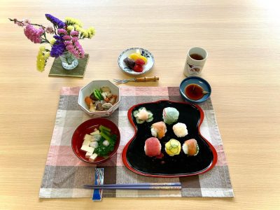 手鞠寿司５種筑前煮菜の花のお吸い物デザート 苺、黄桃あん添え ぶどうの木 デイサービス from Instagram