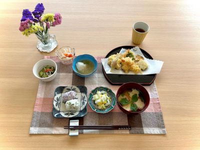 天ぷら(海老、鶏、茗荷、菜の花  長芋、 かぼちゃ)紫蘇と青菜のおにぎり胡瓜といかなごの酢の物新玉ねぎのサラダみそ汁香の物デザートミックスジュース ぶどうの木 デイサービス from Instagram