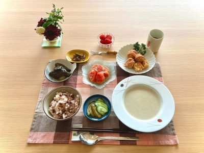 赤飯サーモンボールごぼうのポタージュスープトマトサラダナスの焼きびたしうどのきんぴら香の物デザート苺 ぶどうの木 デイサービス from Instagram