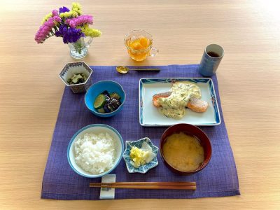 サーモンのネギ味噌ソースうど、わかめ、ちくわの  酢味噌和え茄子とズッキーニの揚げ浸しみそ汁香の物デザートマンゴーゼリー🥭 ぶどうの木 デイサービス from Instagram