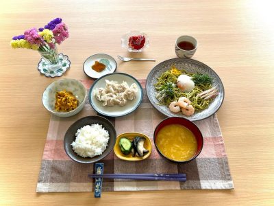 焼売茶そばサラダかぼちゃと鶏ささみの和え物コーンと卵のスープ香の物デザート苺 ぶどうの木 デイサービス from Instagram