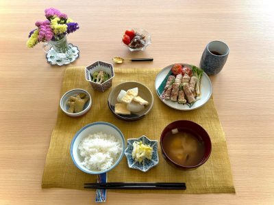 肉巻きアスパラ大根とあげの煮物蒸しなすの胡麻和え小松菜とちくわの酢味噌和えみそ汁香の物デザート珈琲ゼリー️ ぶどうの木 デイサービス from Instagram