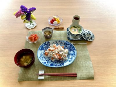 鮭寿司茶碗蒸し蒸しなすの胡麻和えトマトのサラダお吸い物デザートフルーツ盛り合わせ生クリーム添え ぶどうの木 デイサービス from Instagram