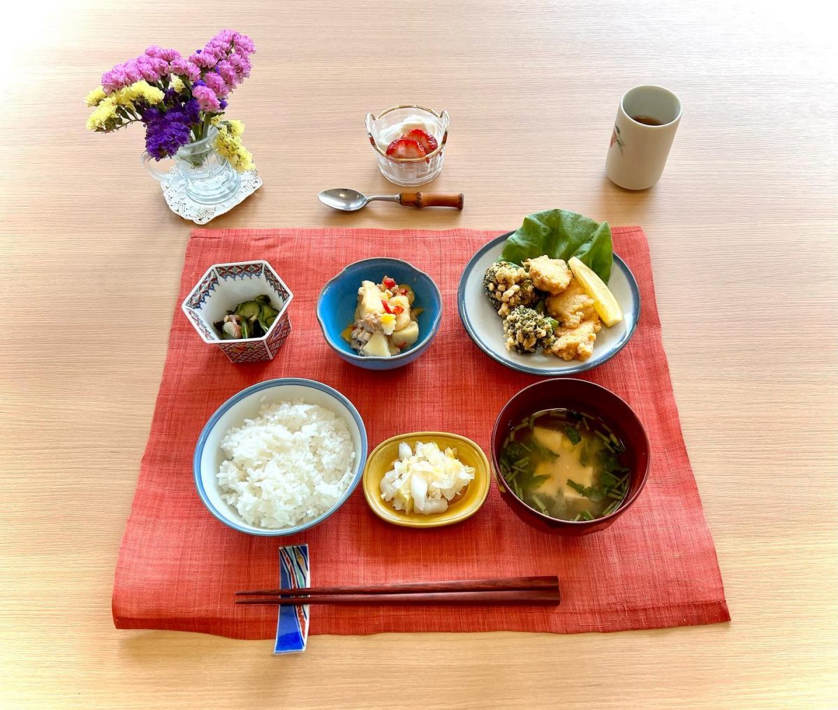 ブロッコリーとマグロの唐揚げじゃがいもの味噌煮きゅうりとワカメの酢の物三つ葉と豆腐の味噌汁香の物デザートブラマンジェの苺添え ぶどうの木 デイサービス from Instagram