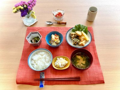 ブロッコリーとマグロの唐揚げじゃがいもの味噌煮きゅうりとワカメの酢の物三つ葉と豆腐の味噌汁香の物デザートブラマンジェの苺添え ぶどうの木 デイサービス from Instagram
