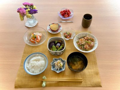 鮭のエスカベッシュ豚肉と三度豆、春雨の炒め物なすと万願寺とうがらしの揚げ浸しマグロの漬けと花わさびの和え物焼き芋香の物みそ汁デザート苺 ぶどうの木 デイサービス from Instagram