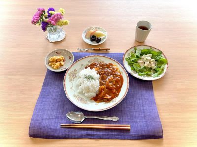 ハヤシライス海老とアボカドのマヨサラダコーンのかき揚げデザートりんごとプルーン ぶどうの木 デイサービス from Instagram