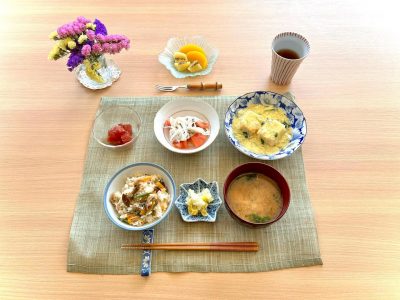山菜ご飯あんかけ揚げ出し豆腐漬けまぐろトマトと新玉ねぎのサラダみそ汁香の物デザートキウイ🥝黄桃 ぶどうの木 デイサービス from Instagram