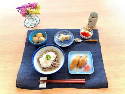 いなり寿司ちくわの磯辺揚げとろろ蕎麦子芋煮デザート杏仁豆腐といちご ぶどうの木 デイサービス from Instagram