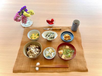 牛肉と牛蒡のご飯うすいえんどうの卵とじ新玉ねぎとワカメのゴマ酢和えセロリのきんぴら香の物みそ汁デザート苺 ぶどうの木 デイサービス from Instagram