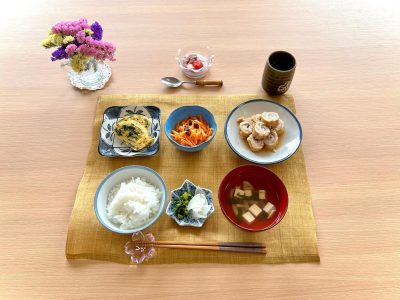 油揚げの肉巻きほうれん草シラスの卵焼きにんじんサラダ豆腐とキノコのお吸い物香の物(ゆず大根、菜の花)デザートイチゴババロア ぶどうの木 デイサービス from Instagram