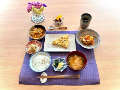 鯵の南蛮漬けとり玉子かぼちゃの煮物ちくわの磯辺揚げみそ汁香の物(白菜、高菜漬)デザート珈琲ゼリー️ ぶどうの木 デイサービス from Instagram