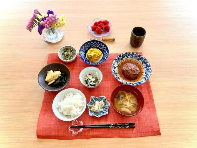 煮込みハンバーグかぼちゃのサラダ若竹煮新玉ねぎとワカメの酢の物オクラとなめ茸、ちくわの和え物香の物みそ汁デザート苺 ぶどうの木 デイサービス from Instagram