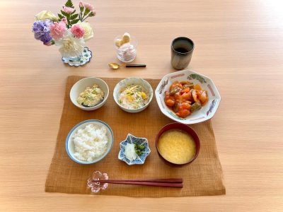 酢鶏春雨の中華サラダアボカドの白和え中華コーンスープ香の物(柚子大根、菜の花)デザートいちごアイス ぶどうの木 デイサービス from Instagram