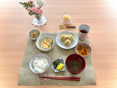 シュウマイのキャベツ包み茄子のごま和えエビとアスパラのサラダワカメのスープデザート甘夏のヨーグルトババロア ぶどうの木 デイサービス from Instagram