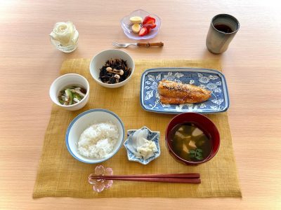 鯵のかば焼きひじきとちくわの煮物長芋ときゅうりのもずく酢和え若竹汁デザートイチゴとバナナ ぶどうの木 デイサービス from Instagram