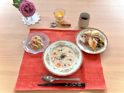 具だくさんシチュートマトとアボカド、新玉ねぎのサラダ焼きたてパンデザート杏仁ミックスフルーツ ぶどうの木 デイサービス from Instagram
